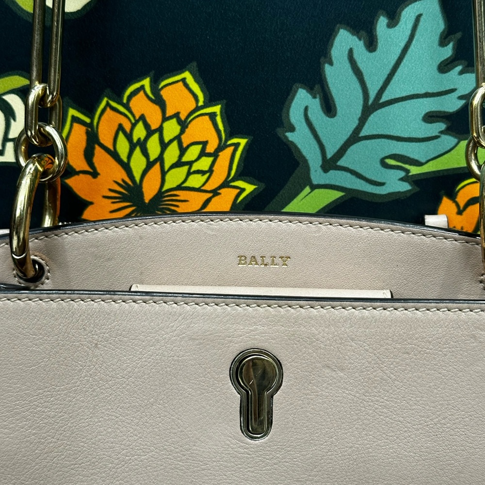 Bally Ceycle Leather Shoulder Bag | Made in Italy | Keyhole Hardware - Picture 5 of 11